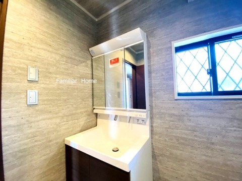 気持ちの良い朝をつくりだし、夕方には笑顔を取り戻させてくれるミラー。パウダールームはいつでも本来の自分を取り戻せる空間。