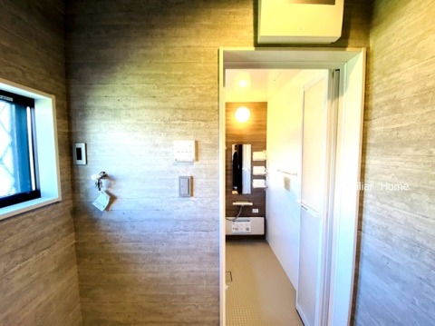 清々しい空気が肌をひきしめる朝。爽やかなデザインでまとめられたPowderルーム。流れ始めた水音。鏡に映る顔が静かにゆっくりと笑顔に変わっていく時間。