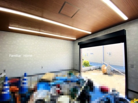 白系統の天井と比べて高級感や重厚感が出でるおしゃれな空間。