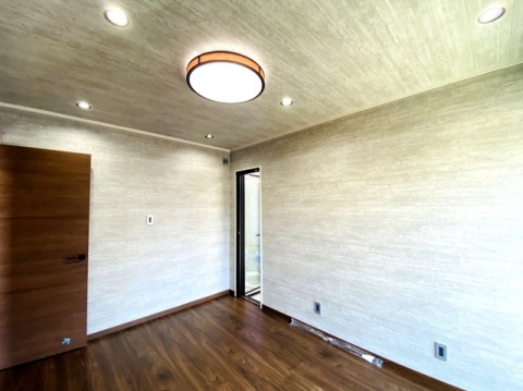 ガレージへと直接向かうことが出来る洋室。注文住宅だからこそ拘りを実現できます。