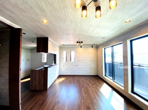 静かに射し込む陽光が真新しいクロスとフローリングを鮮やかに映し出します。誰もが憧れるゆとりのあるLDK。